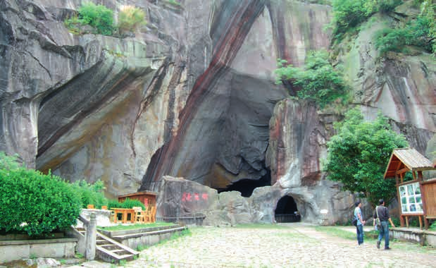 山下郎石板仓洞